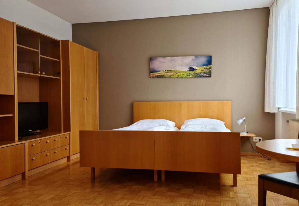 una camera con letto e TV di Hotel Viktor a Viktorsberg