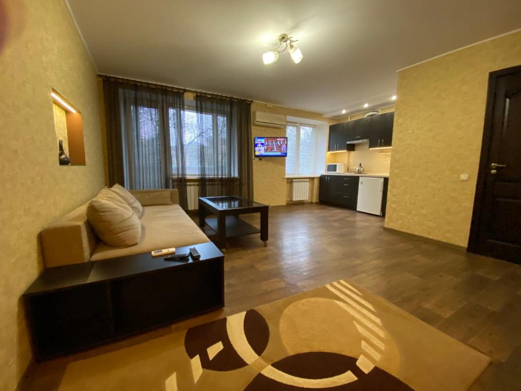 sala de estar con sofá y mesa en Welcome Apartments, en Dnipro