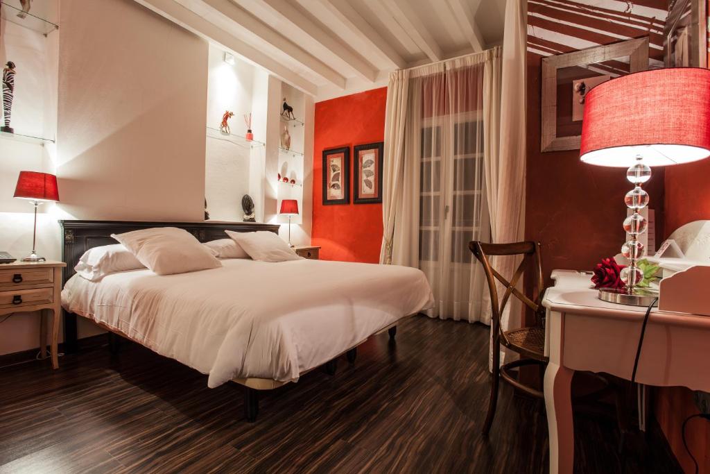 a bedroom with a bed and a table and a desk at El Bosque de La Anjana in Selores