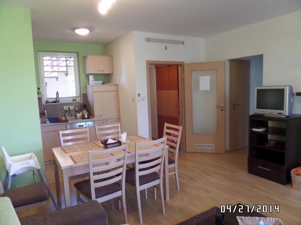 Kuchyň nebo kuchyňský kout v ubytování Nia Családi Apartman