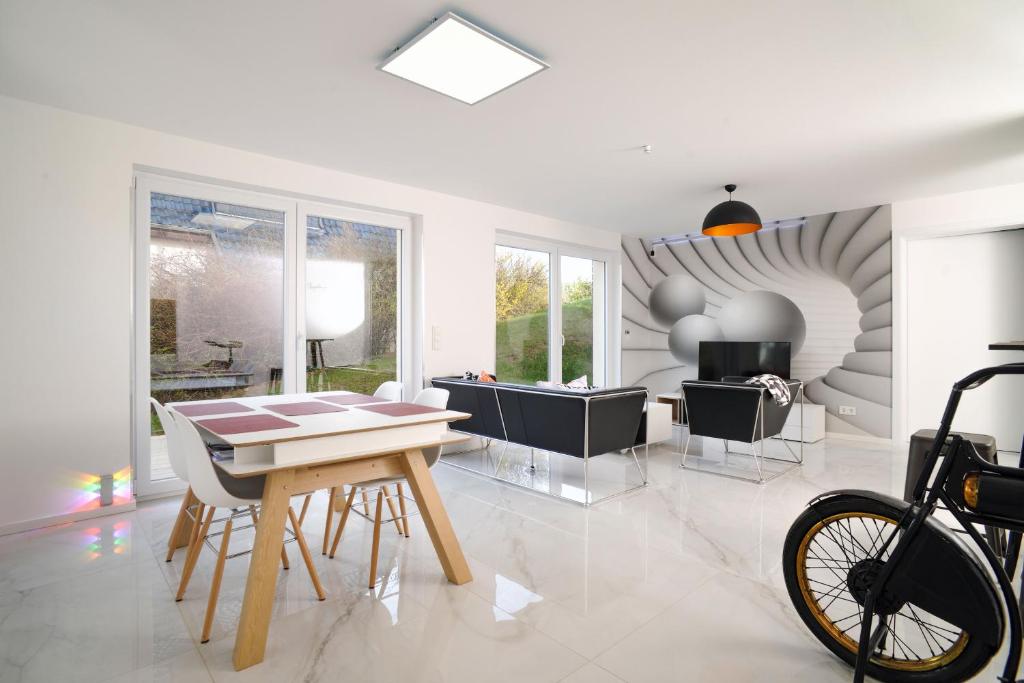 una sala de estar con una mesa y una bicicleta. en Designapartments Sweet Home - Sennhütte 11, en Wernigerode