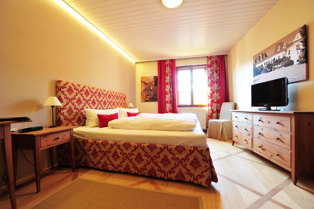 TV a/nebo společenská místnost v ubytování Renaissancehotel Raffelsberger Hof B&B