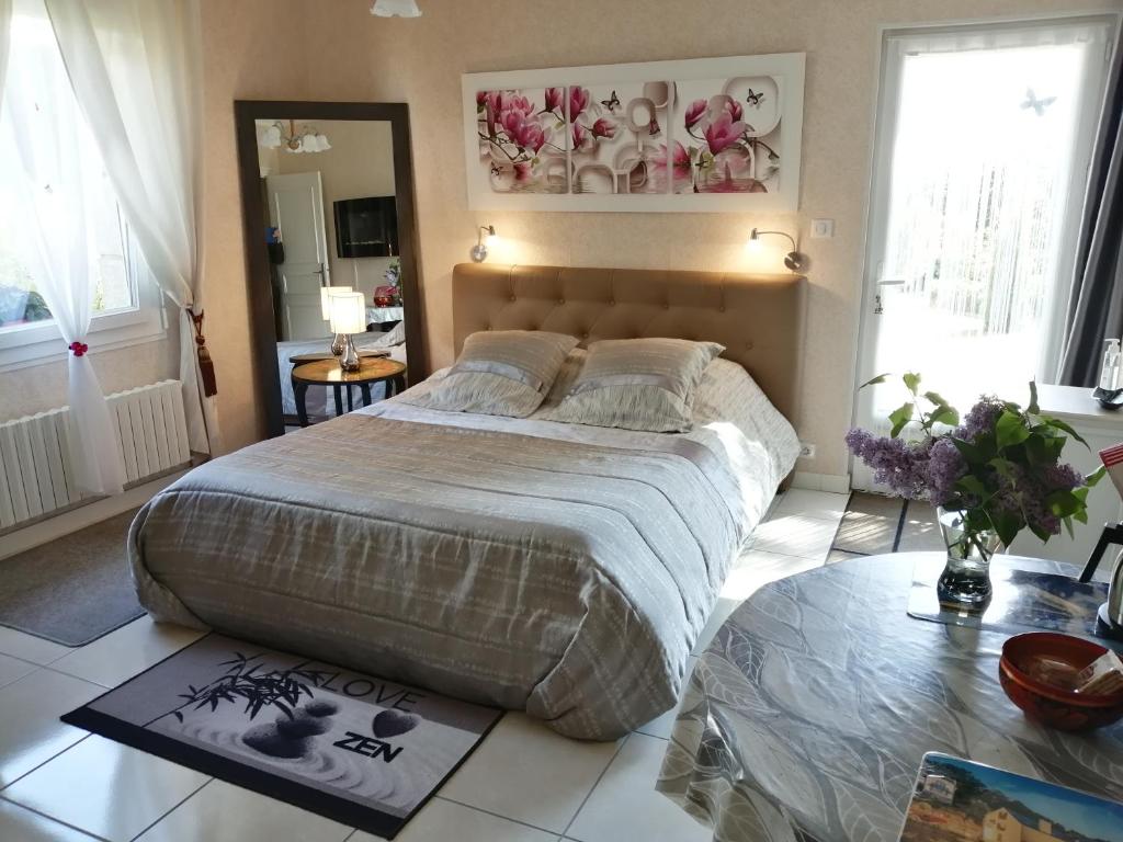 um quarto com uma cama grande e uma mesa em Tinat Studio em Douarnenez
