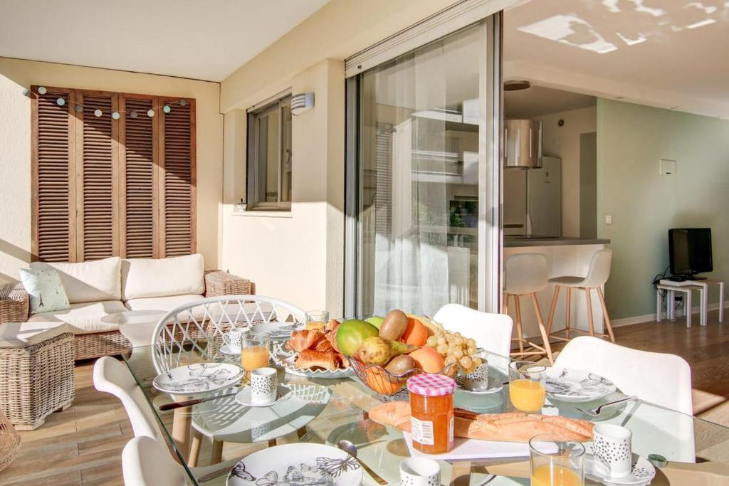 - une table en verre avec un bol de fruits dans l'établissement Cozy Apartment, à Cannes