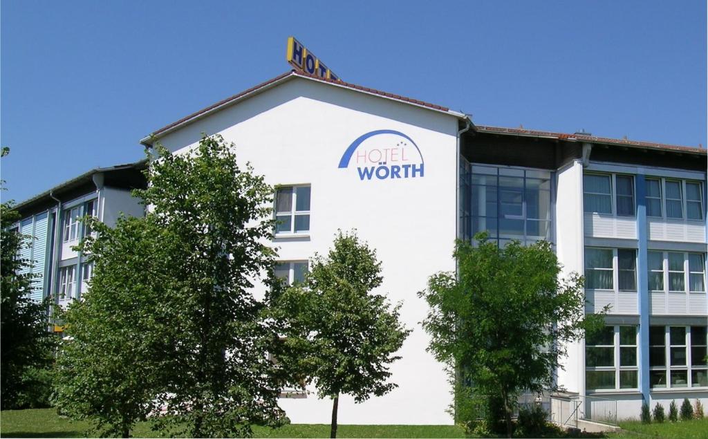 een wit gebouw met een bord erop bij Hotel Wörth in Wörth an der Isar