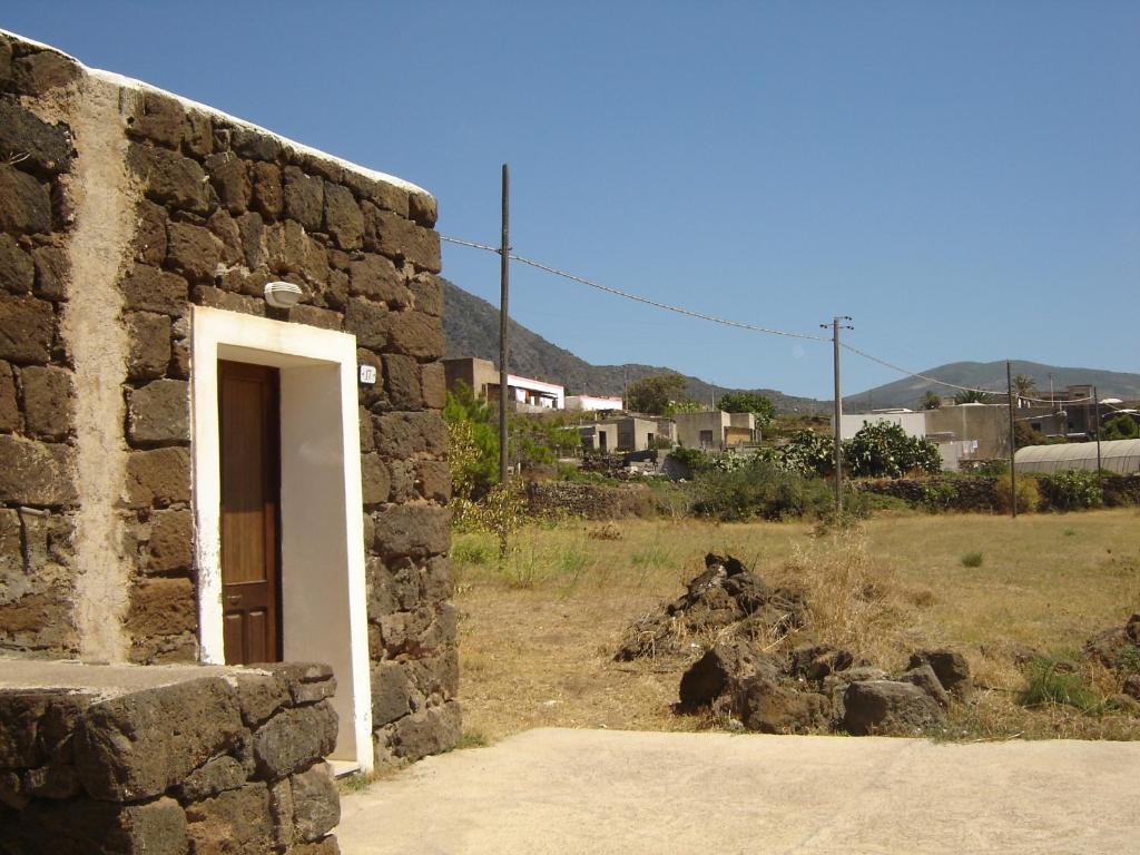 a door in the side of a stone building at Dammuso à garca 'i Scauri in Pantelleria