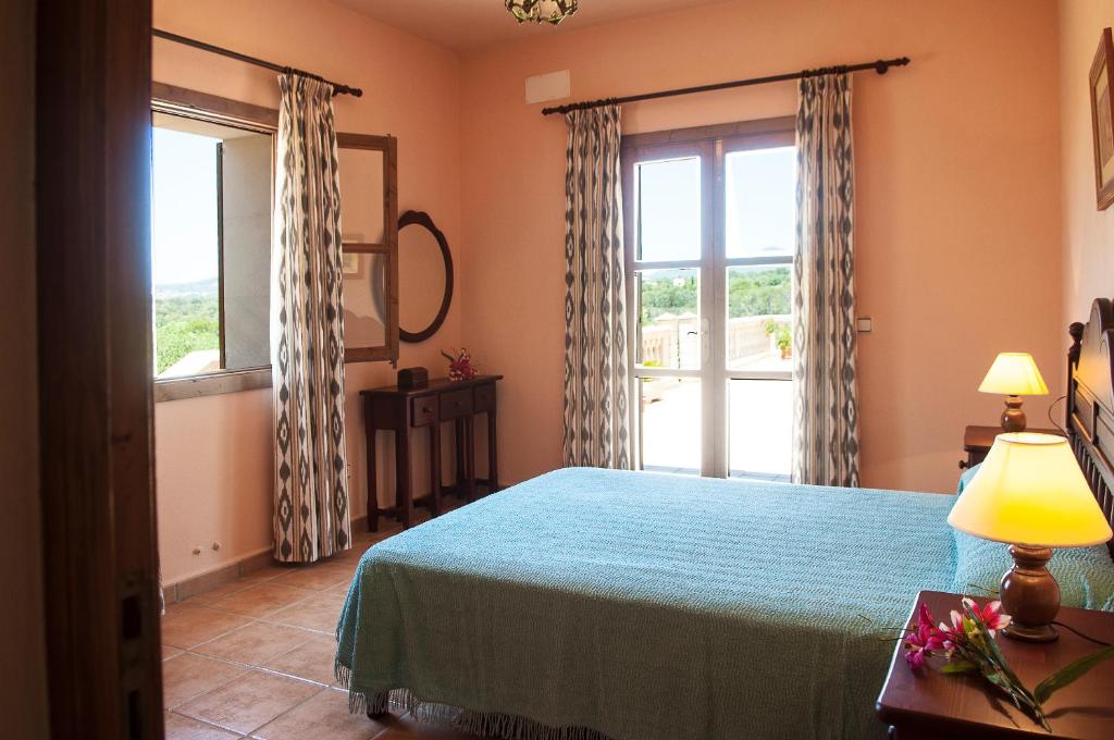 Postel nebo postele na pokoji v ubytování Finca Ullastre