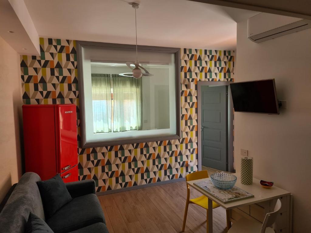 uma sala de estar com um sofá e uma mesa em Casa Battisti em Agrigento