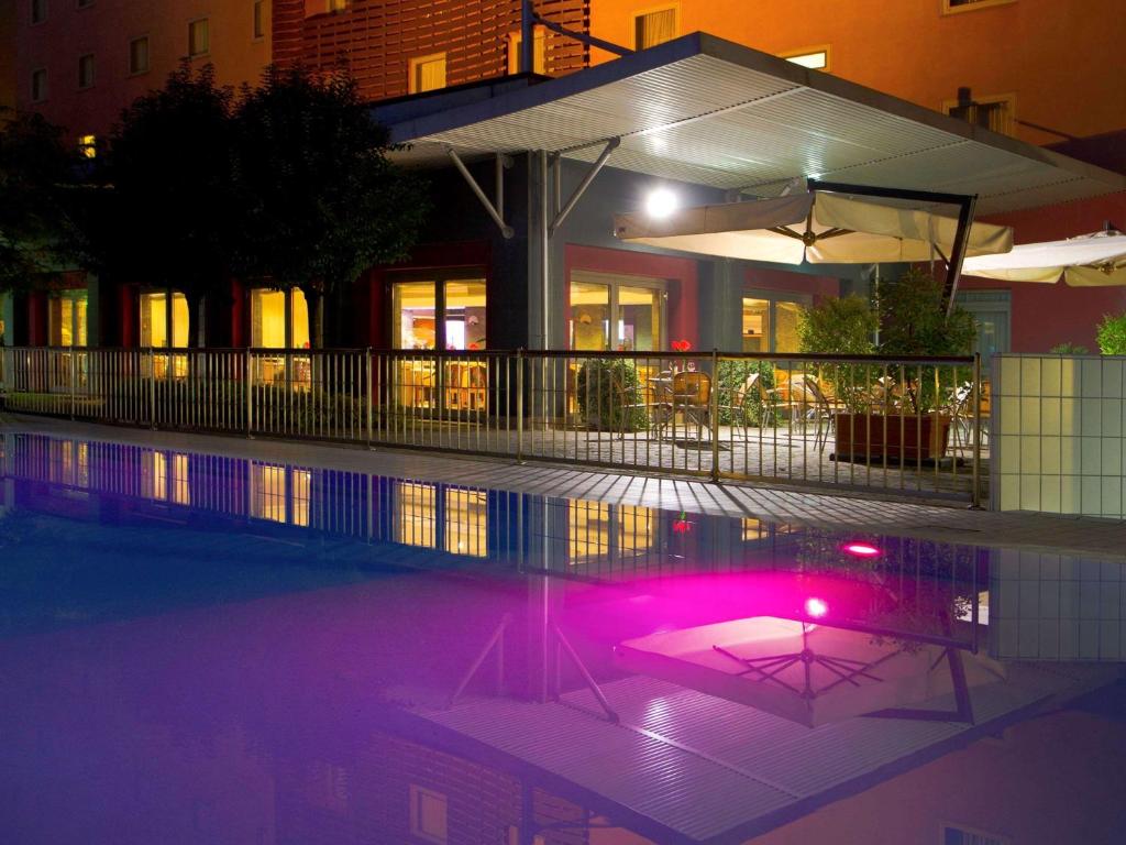 Bazén v ubytování Novotel Brescia Due nebo v jeho okolí