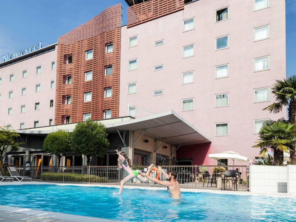 Bazén v ubytování Novotel Brescia Due nebo v jeho okolí