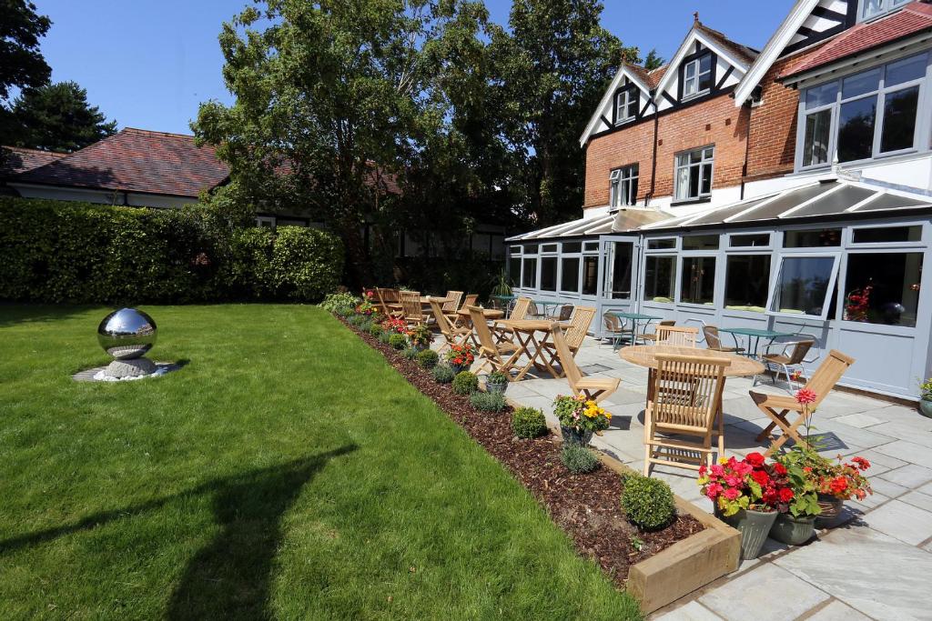 a yard with chairs and tables and a building at Ormonde House Hotel in Lyndhurst