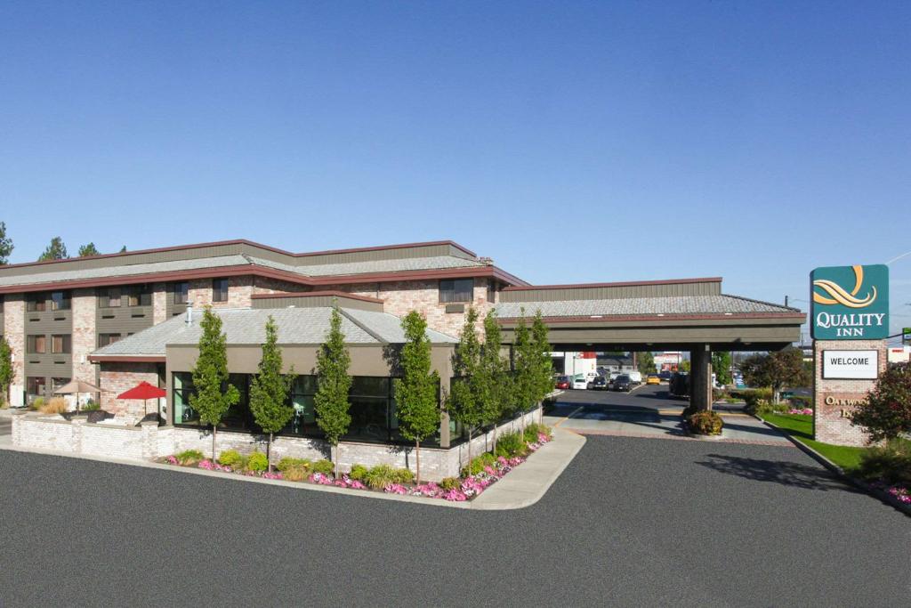 a rendering of the front of a hotel at Quality Inn Oakwood in Spokane