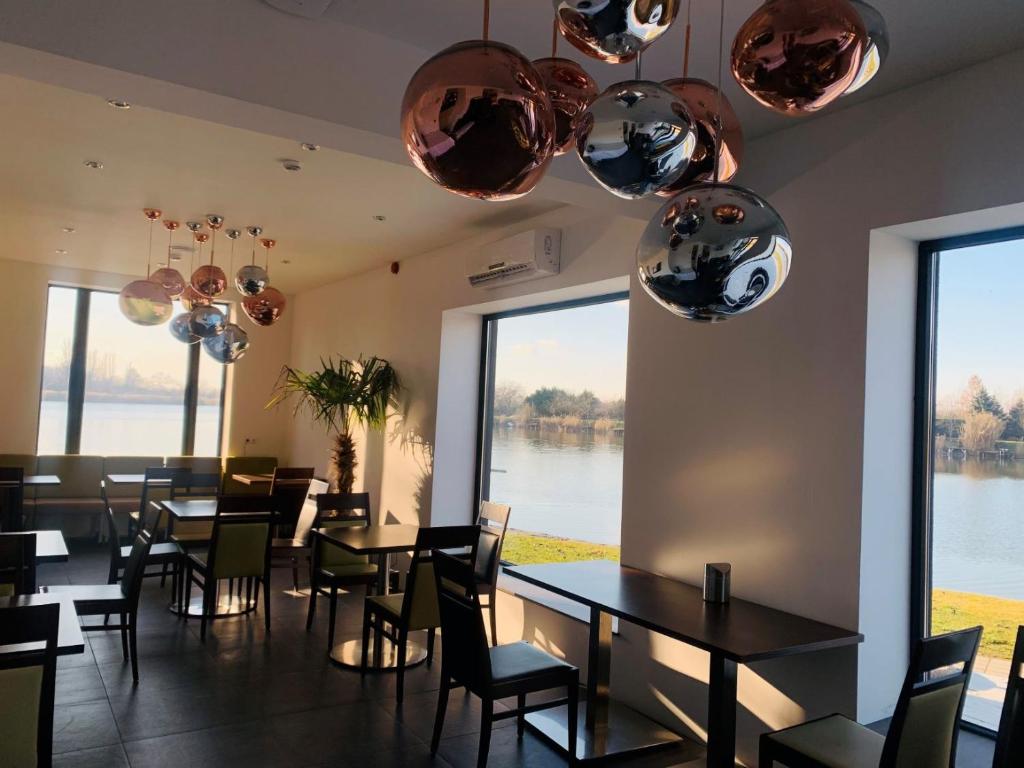 Część wypoczynkowa w obiekcie Waterfront Lodge