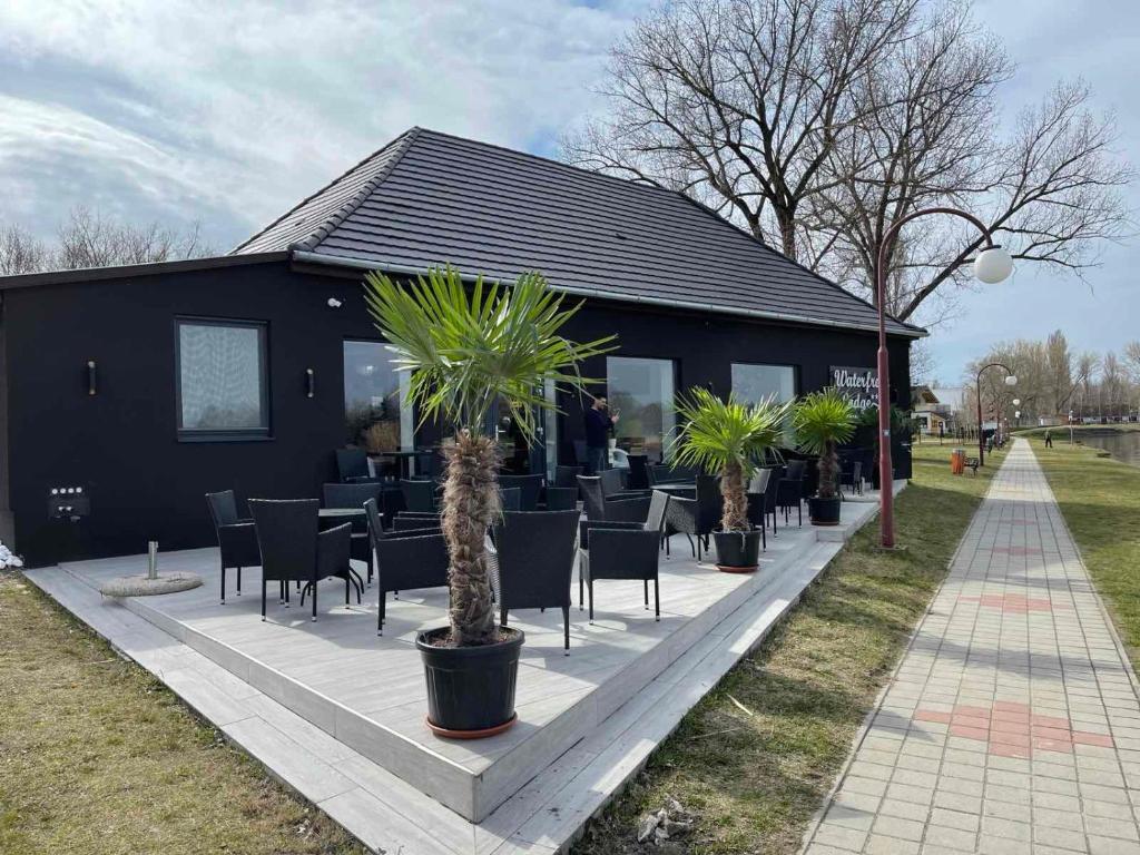 Ogród w obiekcie Waterfront Lodge