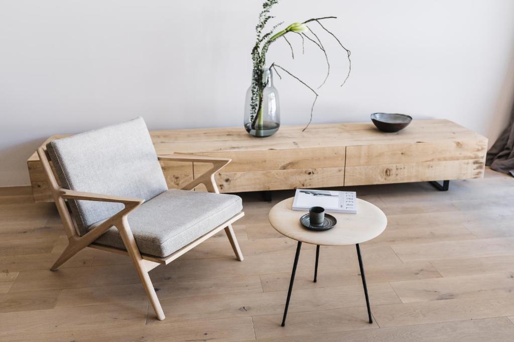 A seating area at zelloon boutique hotel