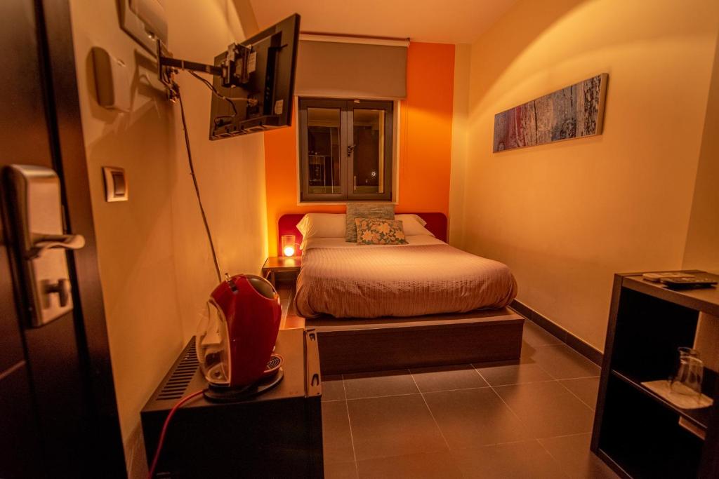 Łóżko lub łóżka w pokoju w obiekcie Hotel Los Nardos
