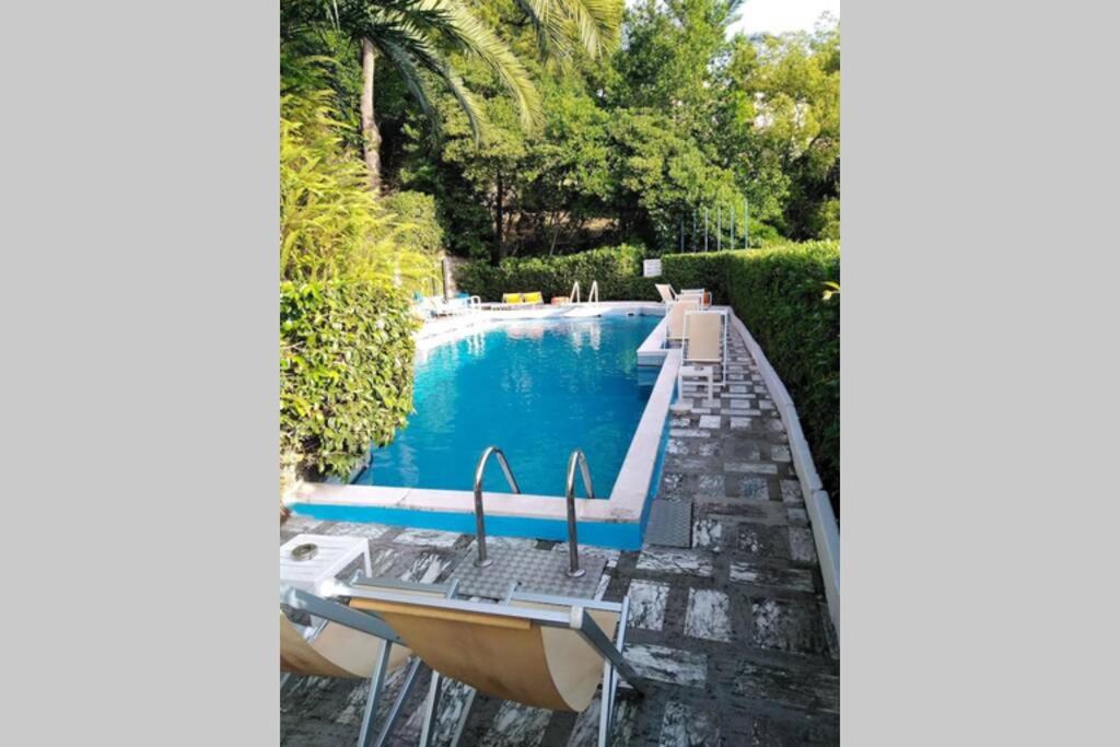 Bazén v ubytovaní [PORTOFINO] appartamento vista mare con piscina alebo v jeho blízkosti