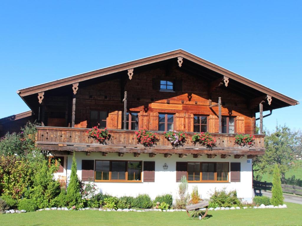 una casa con balcón en la parte superior en Ferienwohnungen Ebensperger - Chiemgau Karte en Inzell