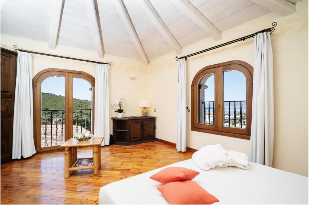 Postel nebo postele na pokoji v ubytování LH Hotel Pozzo Sacro