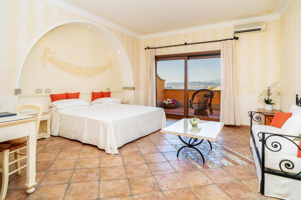 Postel nebo postele na pokoji v ubytování LH Hotel Pozzo Sacro