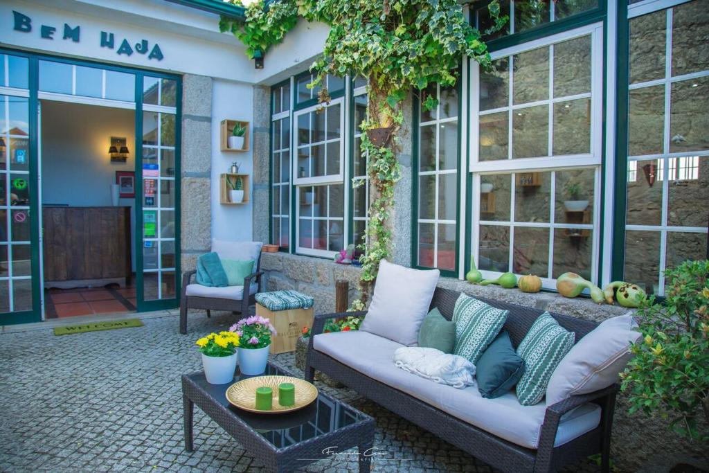 um ptio com um sof, uma mesa e janelas em Hotel Pantanha Nature & Fitness nas Caldas da Felgueira