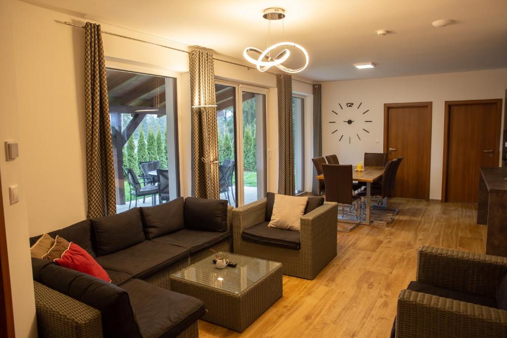 ein Wohnzimmer mit einem Sofa und einem Tisch in der Unterkunft Vila Hanka in Lipno nad Vltavou