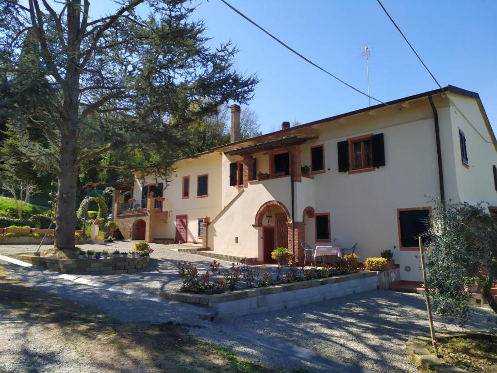 une maison avec un jardin en face dans l'établissement Podere Chiasso Gherardo, à Peccioli