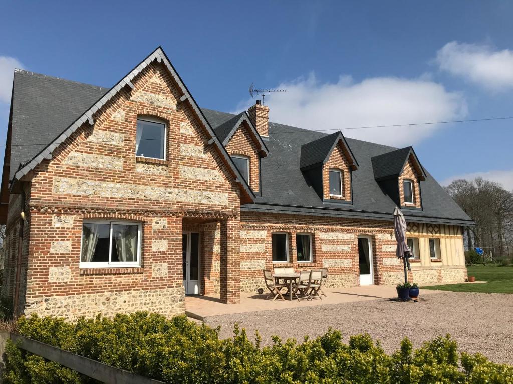 una grande casa in mattoni con tetto nero di Pressoir du bois gribout a Hautot-Saint-Sulpice