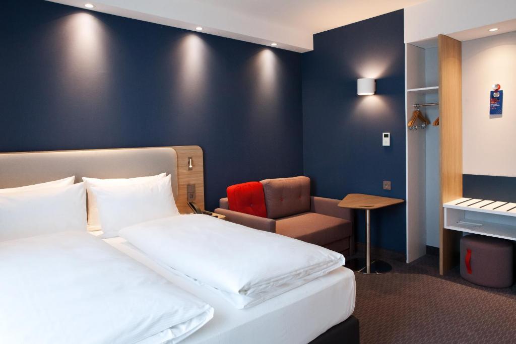 Holiday Inn Express - Offenburg, an IHG Hotel - Standard Queen Room With Single Sofa Bed