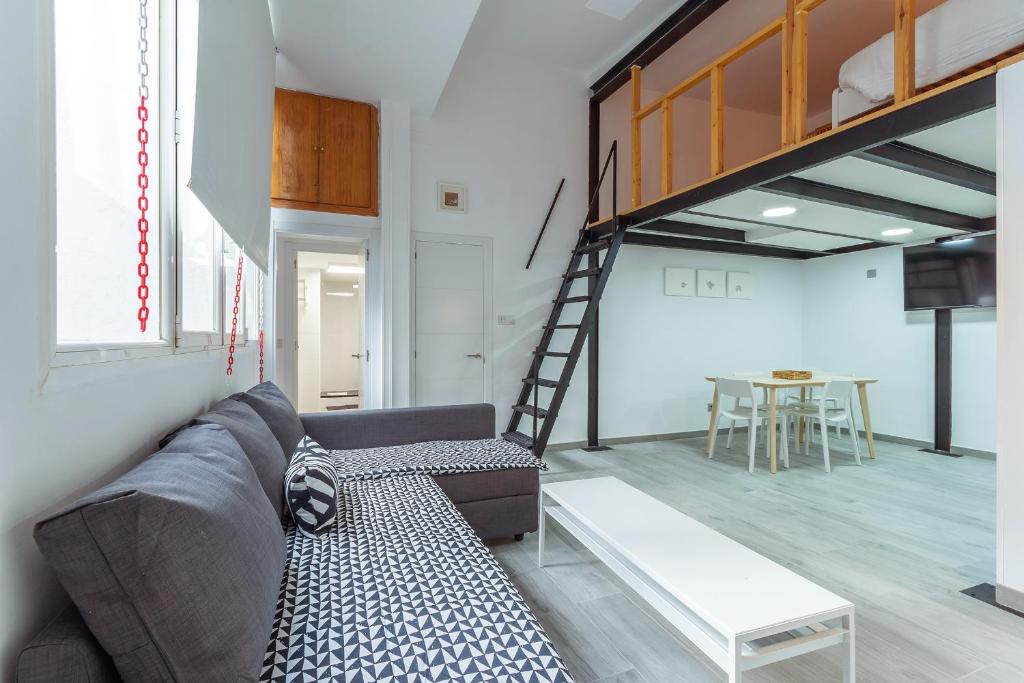 sala de estar con sofá y loft en MIT House Tirso Loft en Madrid, en Madrid