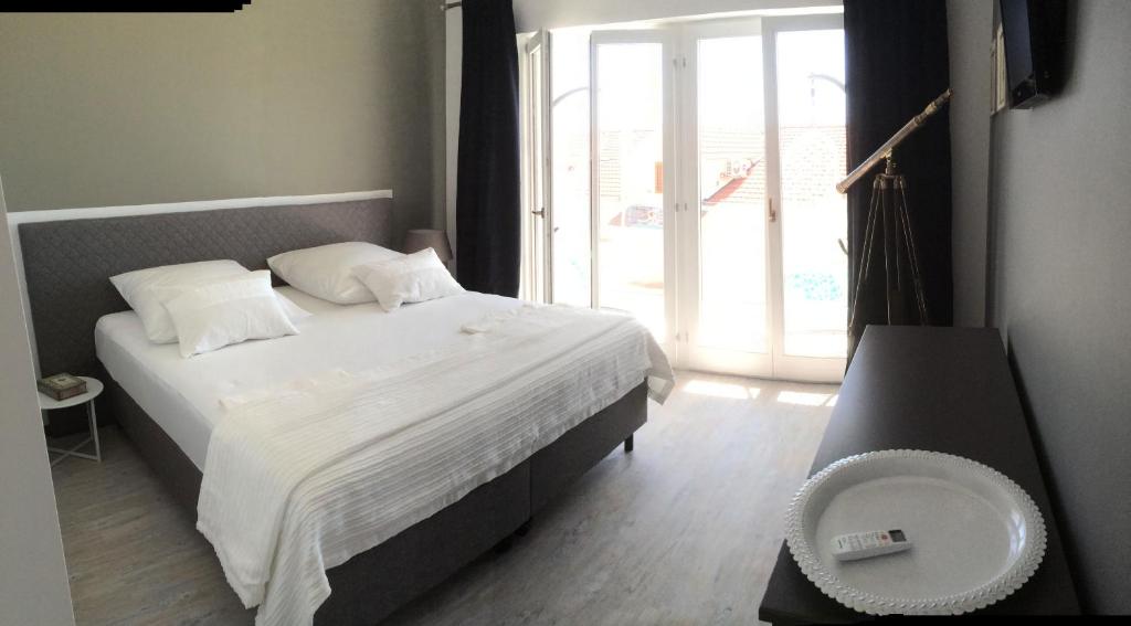 Posteľ alebo postele v izbe v ubytovaní Seaside villa with private pool Home By The Sea - Villa Trogir