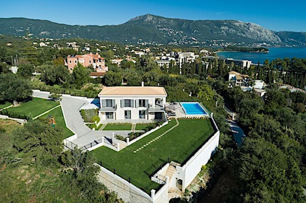 una vista aerea di una grande casa con giardino di Villa Giem a Dafnila