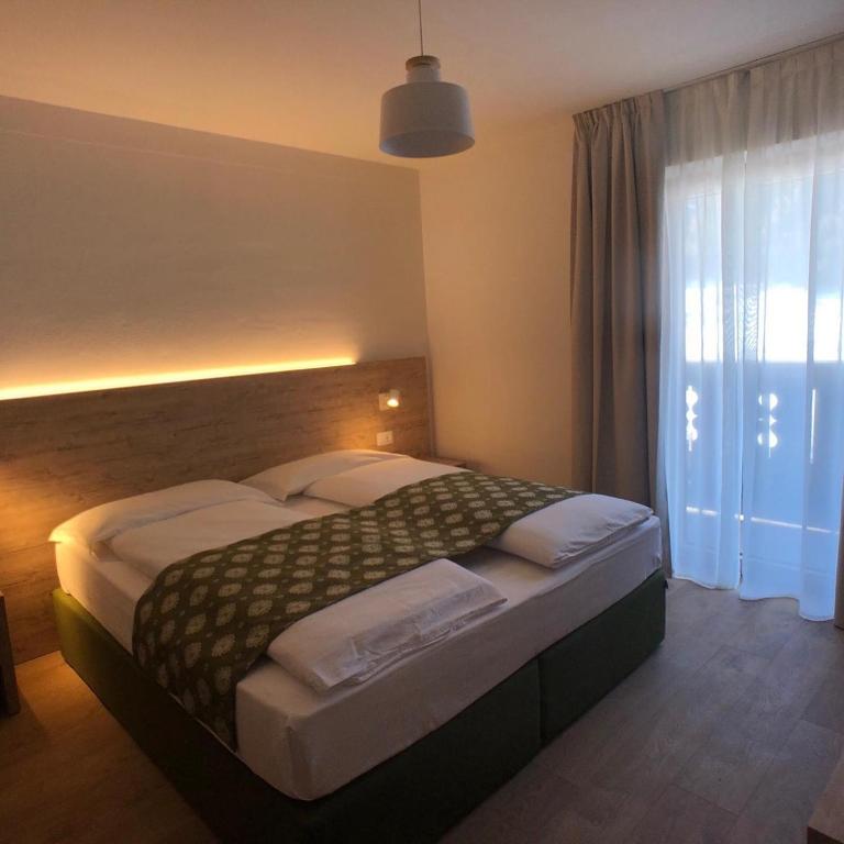 Postel nebo postele na pokoji v ubytování Hotel Kronplatzer Hof