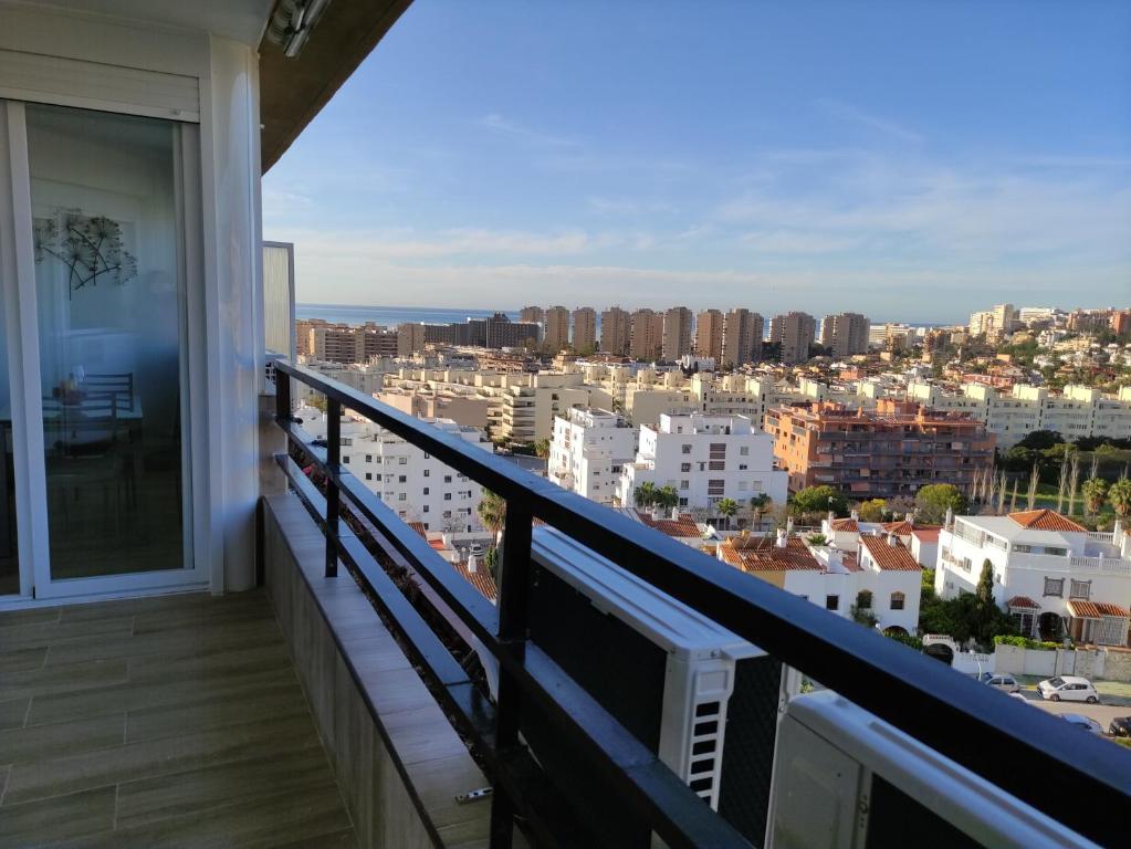 balkon z widokiem na miasto w obiekcie MALAGUEÑA VIEWS w mieście Torremolinos