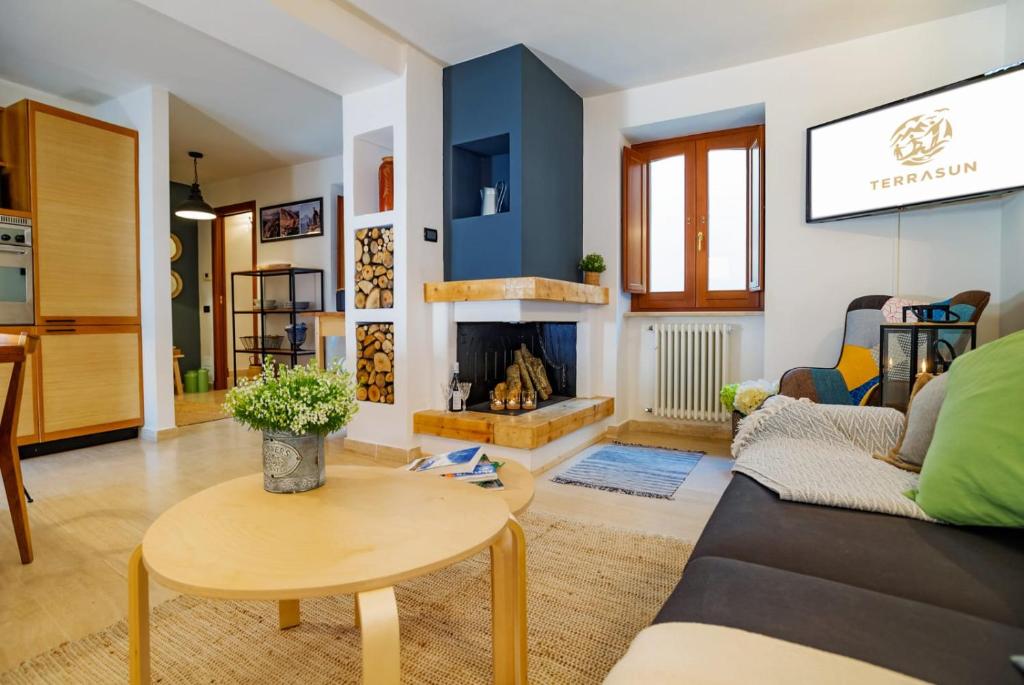 sala de estar con sofá y chimenea en Casa TerraSun en Silvi Paese