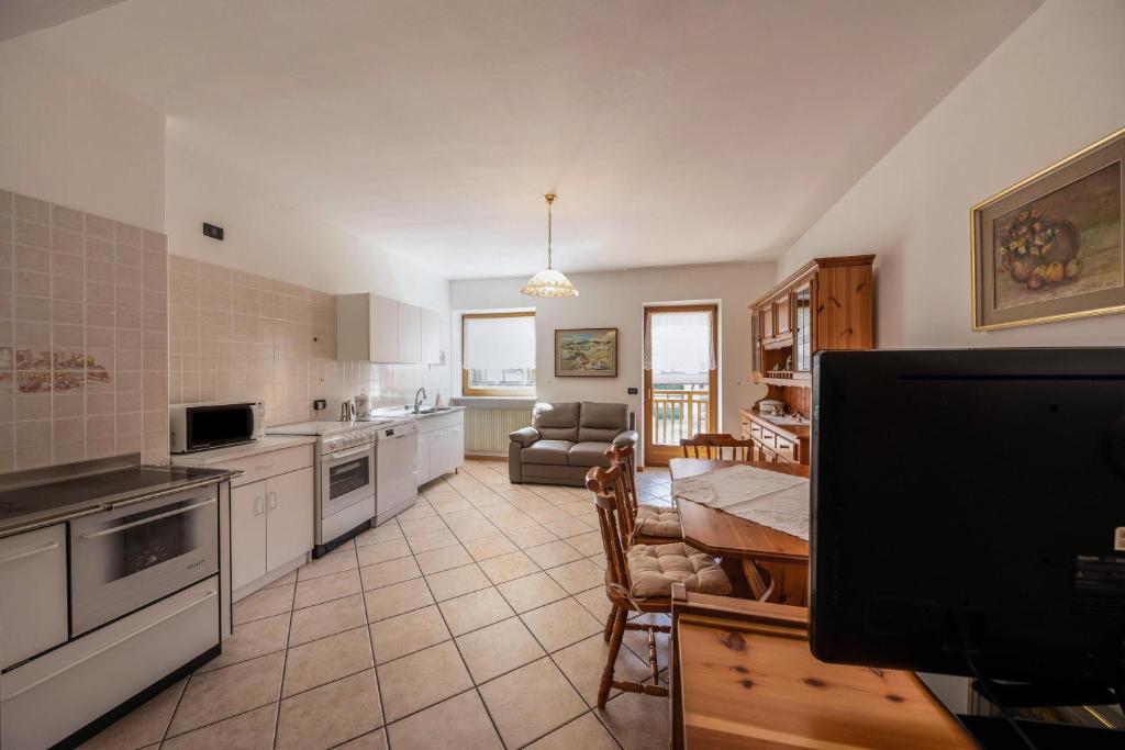 A kitchen or kitchenette at Appartamento Viola