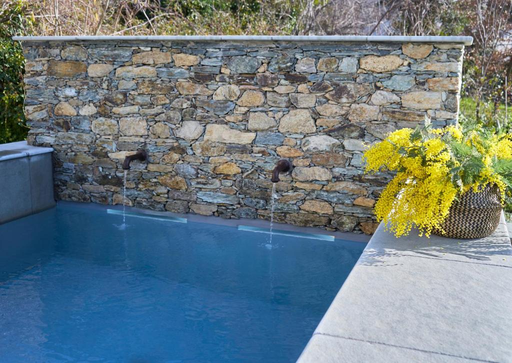 Der Swimmingpool an oder in der Nähe von A Villa di Rutali