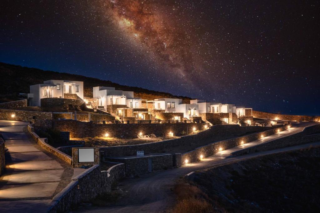 Una ciudad de noche con la Vía Láctea en Belvedere, en Livadion