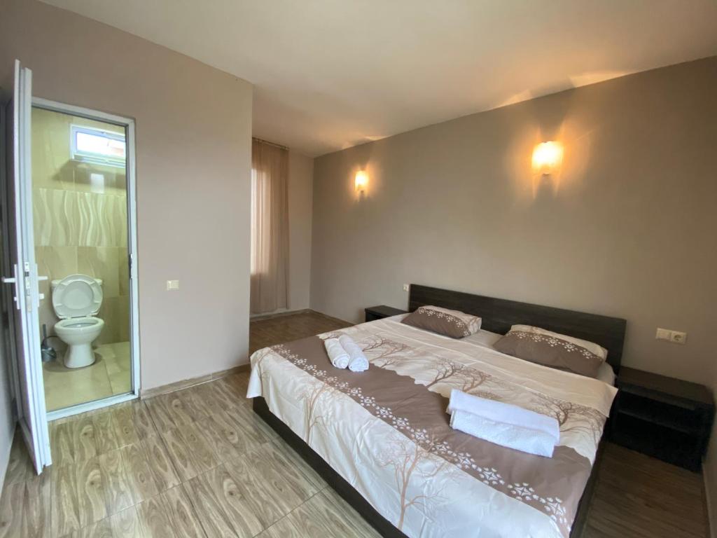 Ένα ή περισσότερα κρεβάτια σε δωμάτιο στο Hotel Charli