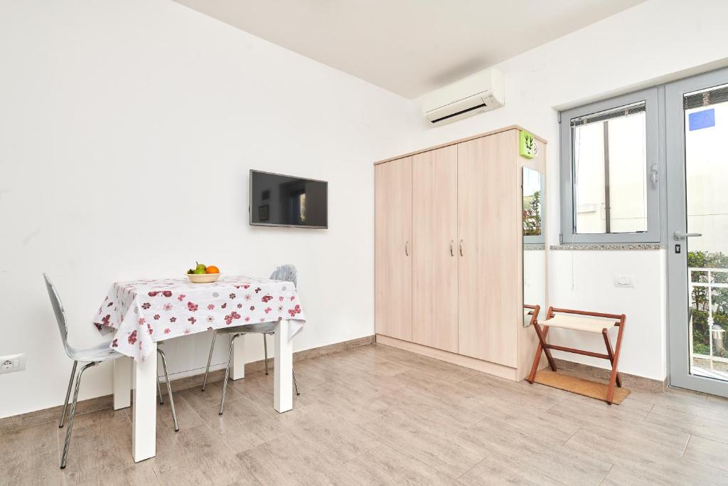 TV a/nebo společenská místnost v ubytování Apartments Ferlin
