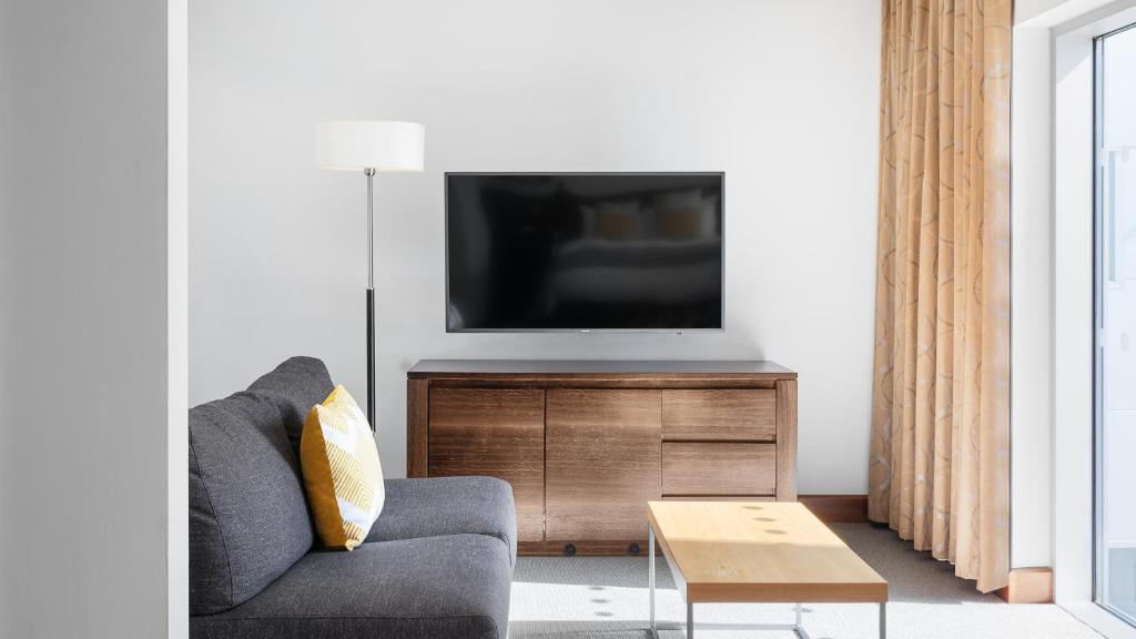 TV a/nebo společenská místnost v ubytování voco Reading