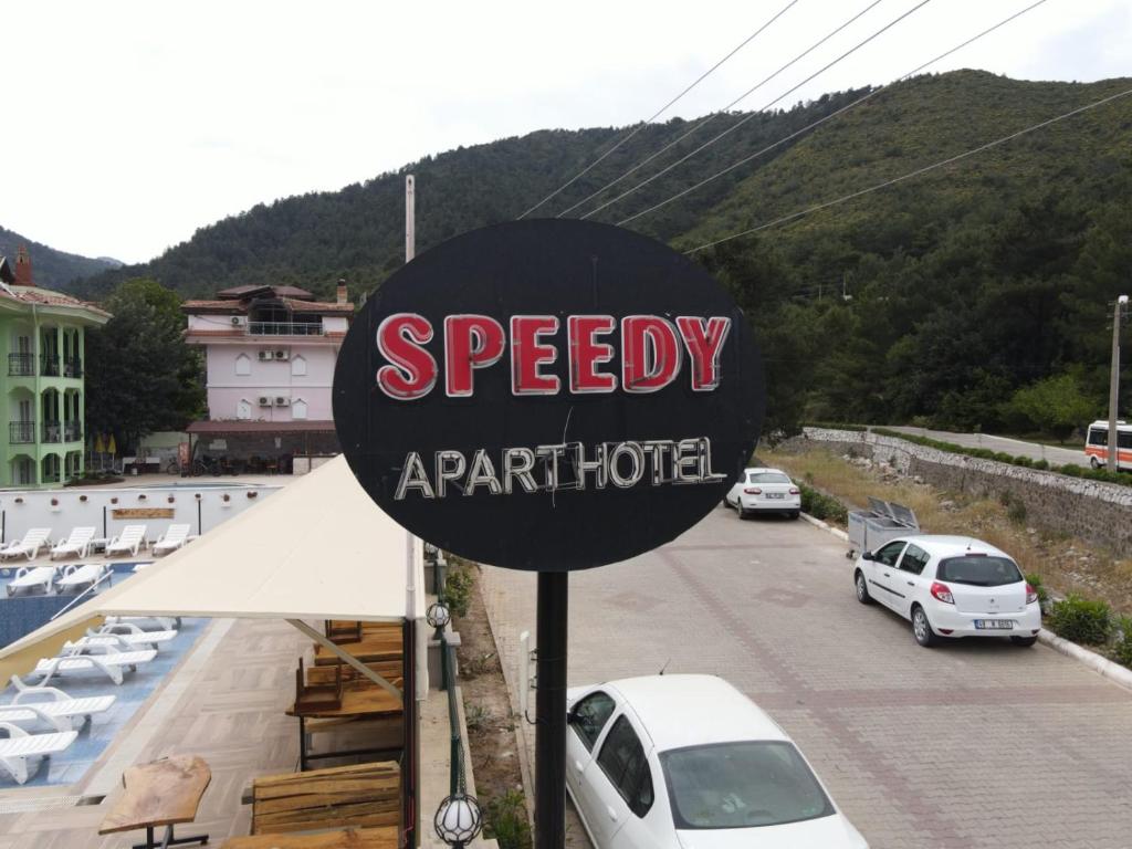 Nespecifikovaný výhled na hory nebo výhled na hory při pohledu z aparthotelu