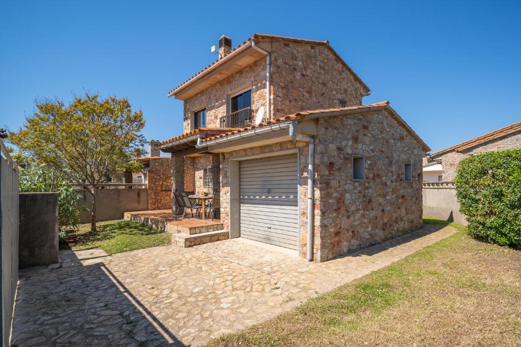 uma casa com garagem com telhado em Villa Paulina em Sant Martí d’Empúries