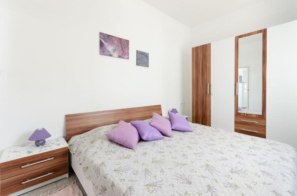 Postel nebo postele na pokoji v ubytování Apartments Ines