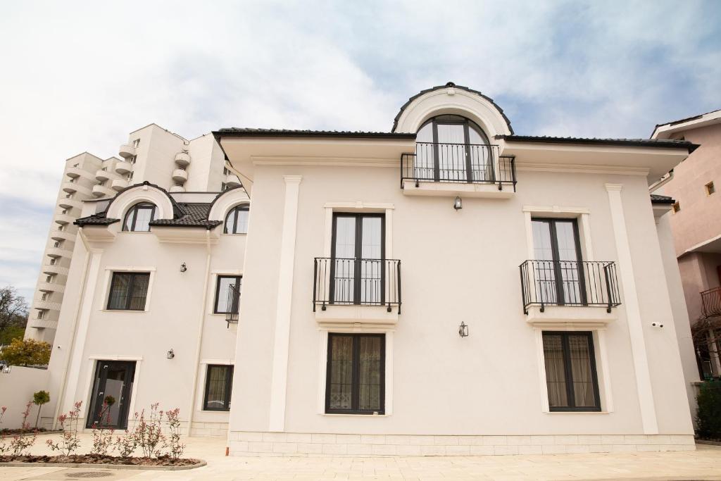 Casa Anabeca في بايلي فيليكس: مبنى أبيض بنوافذ سوداء وشرفات