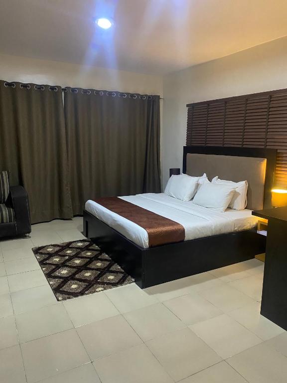 Postel nebo postele na pokoji v ubytování Posh Hotel and Suites Ikeja