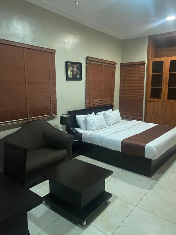 Postel nebo postele na pokoji v ubytování Posh Hotel and Suites Ikeja