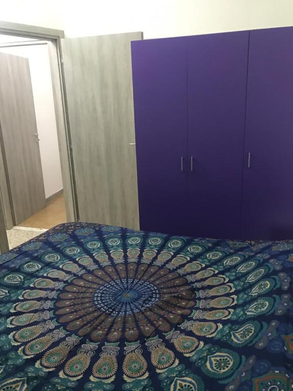 Una cama con sombrilla encima. en I colori della Tuscia, en Caprarola