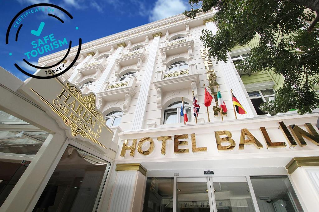 イスタンブールにあるBalin Hotel - Special Categoryの目の前に看板が立つホテルの建物