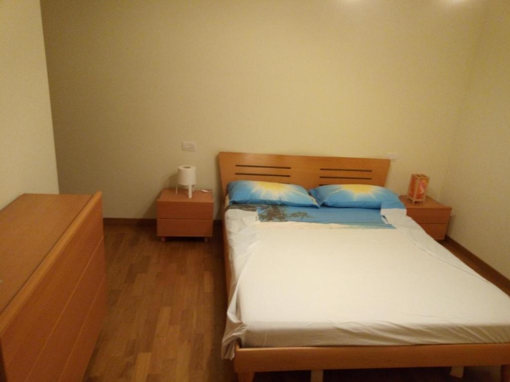 sypialnia z łóżkiem z 2 niebieskimi poduszkami w obiekcie A CASA DI LUCA E GLORIA 2 w mieście Giulianova